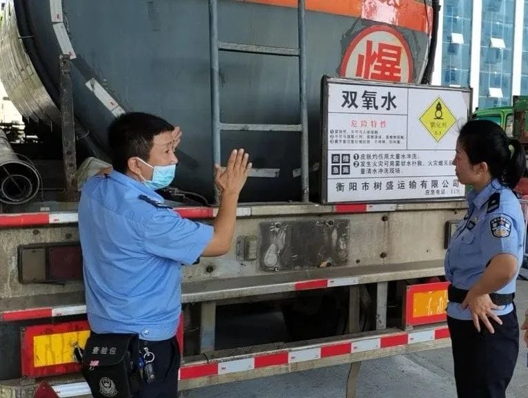 执法人员现场查验罐体