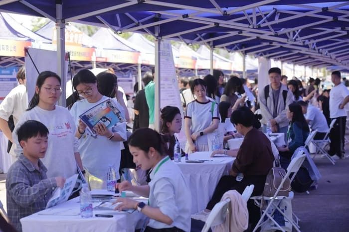户外招聘会现场